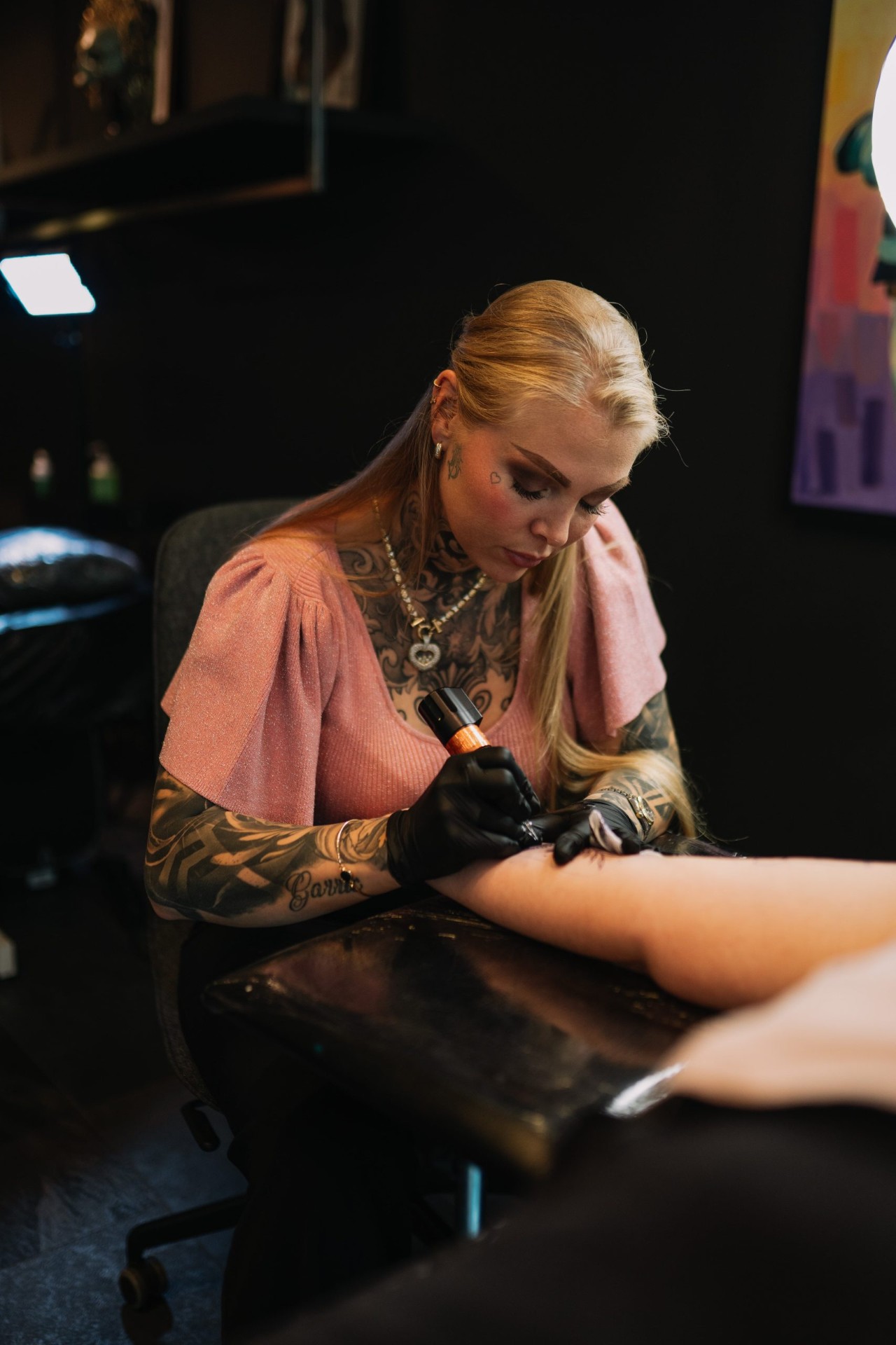 ArtFusion tattoo artist aan het werk