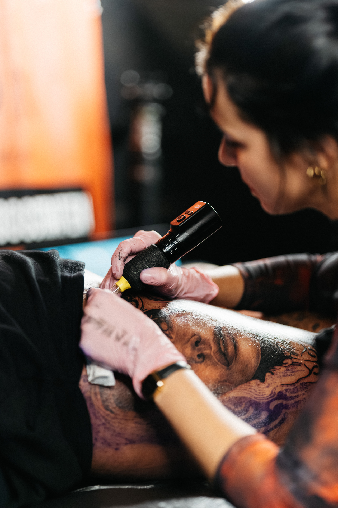 Laura tattoo plaatsing op Antwerp Tattoo Convention