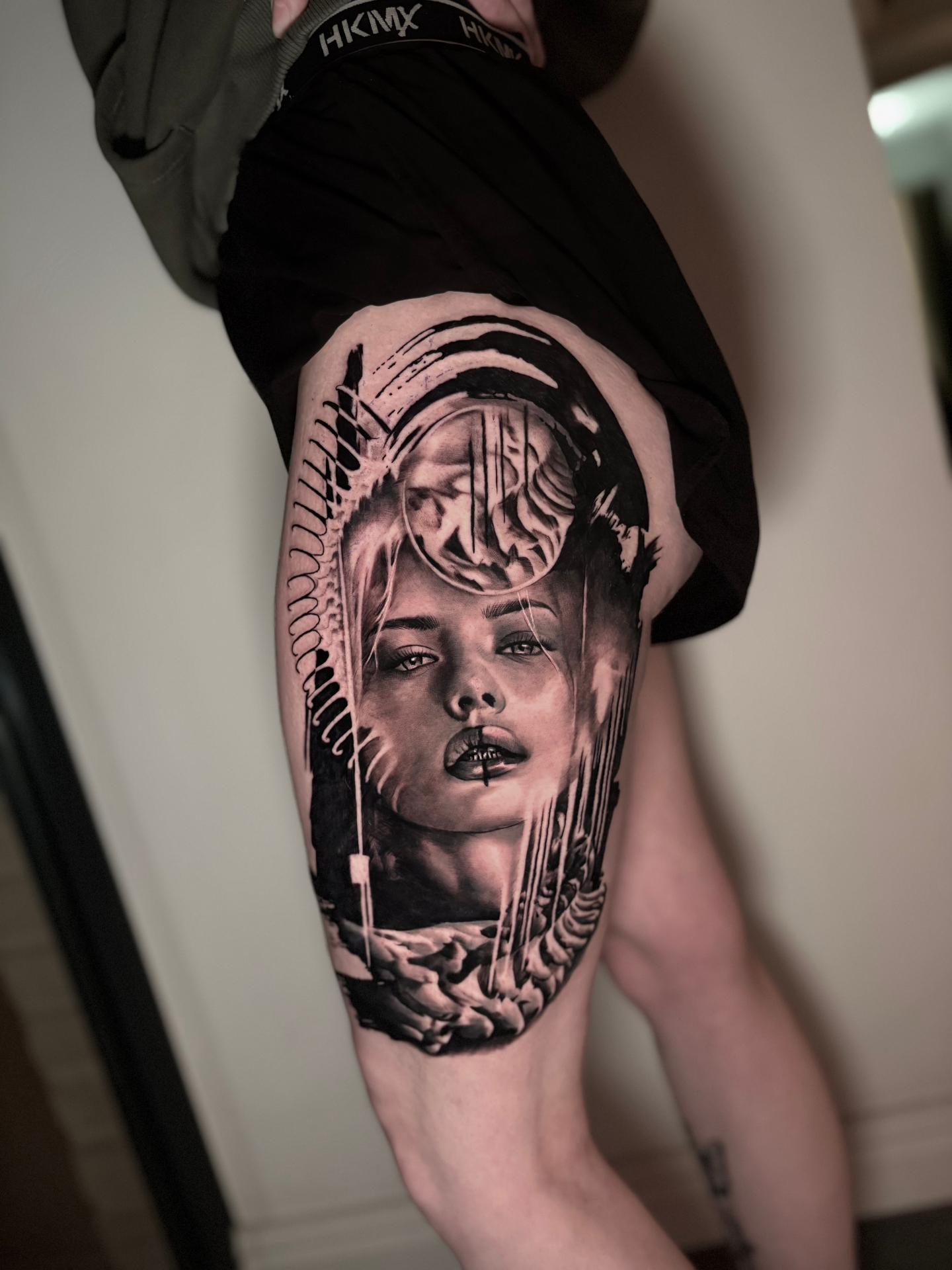 Bovenbeen tattoo - vrouwenportret abstract